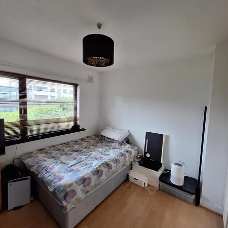 Spacious Double Bedroom In Quiet House With Garden View * דבלין
