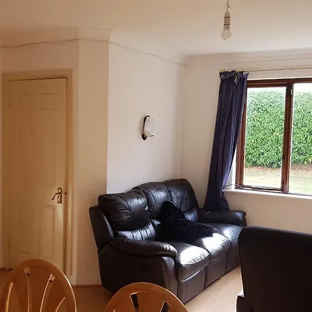 Spacious Double Bedroom In Quiet House With Garden View *