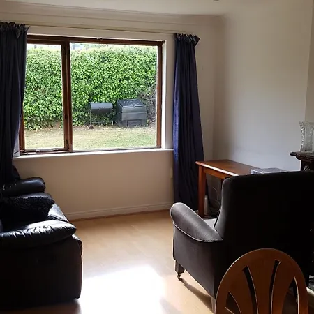 Spacious Double Bedroom In Quiet House With Garden View